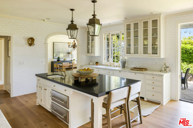 130 S Cliffwood Avenue, Los Angeles CA: https://media.crmls.org/mediaz/fe8613f8-84ab-4dd5-a064-4dda978ab527.jpg