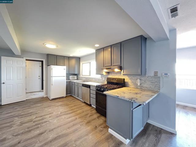 7618 Sunkist Dr, Oakland CA: https://media.crmls.org/mediaz/fe86586a-4782-47b4-af55-ef8221ad5d3e.jpg