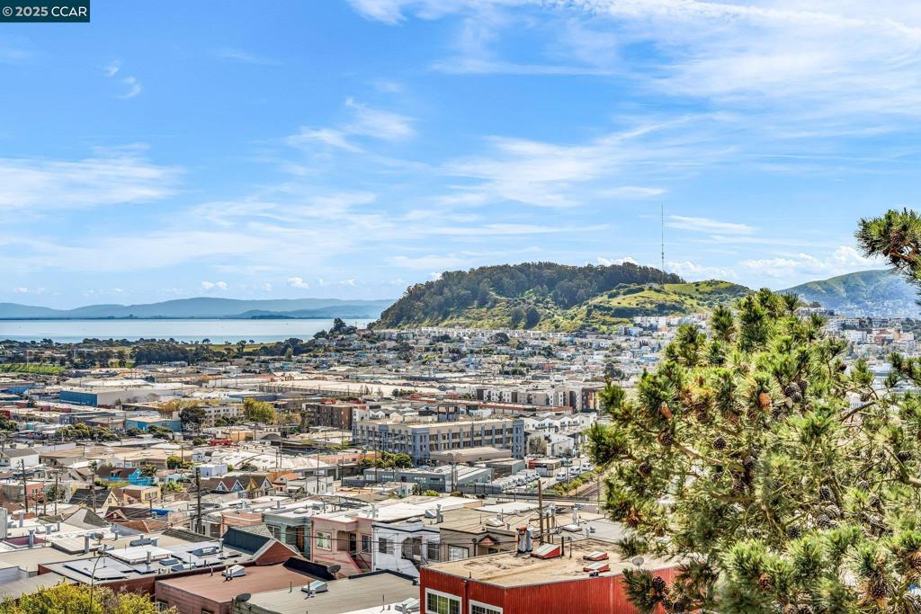 https://media.crmls.org/mediaz/fe86f321-3abf-4a6d-9c0c-b214548f8f2d.jpg?preset=X-Large
