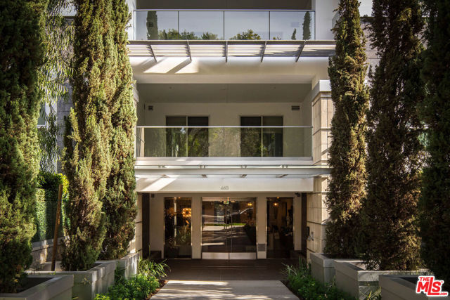 460 N Palm Drive, Beverly Hills CA: https://media.crmls.org/mediaz/fe884f7d-6a55-4893-b72e-1e68233f786b.jpg