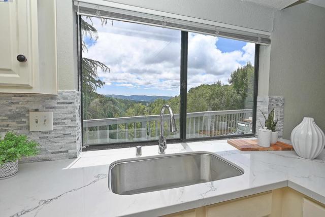 6525 Bellhurst Ln, Castro Valley CA: https://media.crmls.org/mediaz/fe885cc8-c664-4663-87ba-7b9355e4cbf5.jpg