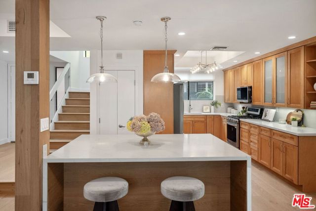 234 S Tower Drive, Beverly Hills CA: https://media.crmls.org/mediaz/fe886092-51b9-4b31-8318-23e4c44a0ef5.jpg