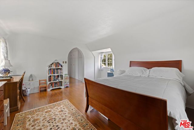 3806 Carnavon Way, Los Angeles CA: https://media.crmls.org/mediaz/fe88d07f-8254-4aab-8a76-fff9dee963cb.jpg