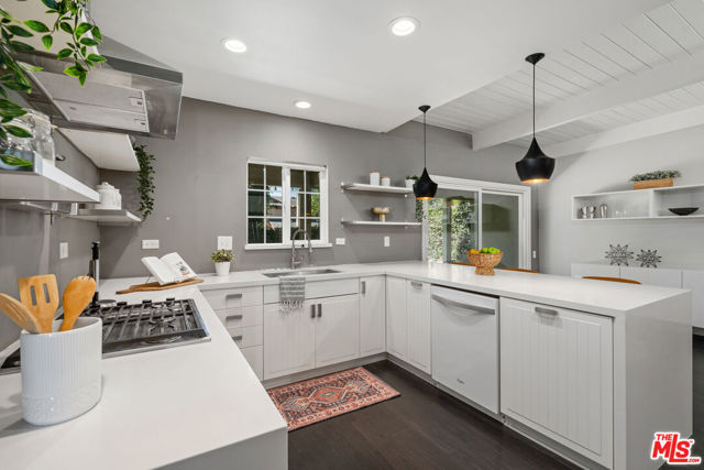 21206 Merridy Street, Chatsworth CA: https://media.crmls.org/mediaz/fe88f6db-8934-4b8a-99f6-09a760f2af0d.jpg