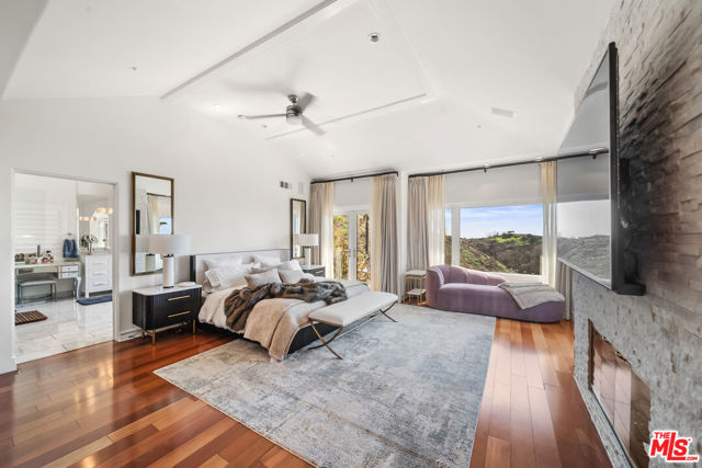 1821 Chastain, Pacific Palisades CA: https://media.crmls.org/mediaz/fe89a9fd-39e9-4df9-aca5-32c8513f9872.jpg