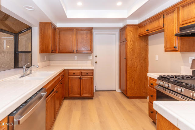 Detail Gallery Image 8 of 25 For 985 Hawthorne Ln, Ventura,  CA 93003 - 3 Beds | 3/1 Baths