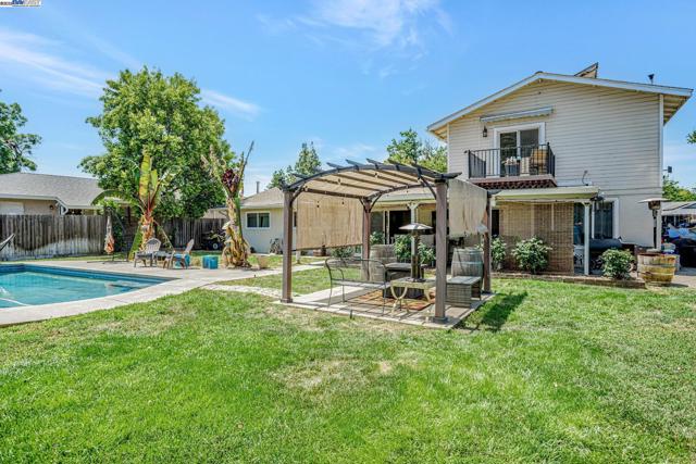 360 Calmace Dr, Dixon CA: https://media.crmls.org/mediaz/fe8b3cb6-7bdc-4dcc-8f6f-4a7d3d02129d.jpg