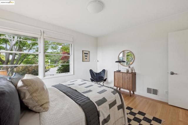 64 Crest Rd, Piedmont CA: https://media.crmls.org/mediaz/fe8c56b6-3f50-487a-a6ef-f08aaed60aa9.jpg