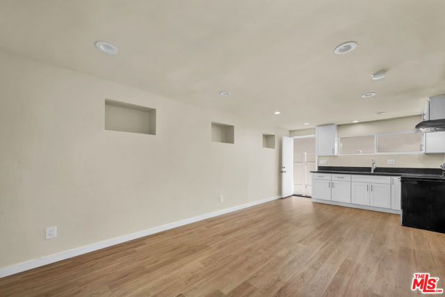 5137 1/2 Reynier Avenue, Los Angeles CA: https://media.crmls.org/mediaz/fe8dee40-63bb-4896-a3b4-5a94faeb38a2.jpg