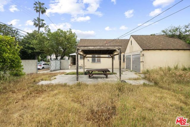 1601 S Shenandoah Street, Los Angeles CA: https://media.crmls.org/mediaz/fe8e0505-dcdd-4431-b171-460d4c6db962.jpg