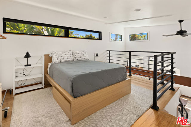 1089 Palms Boulevard, Venice CA: https://media.crmls.org/mediaz/fe8e99b4-d609-401e-82f7-3036f8ae9e43.jpg