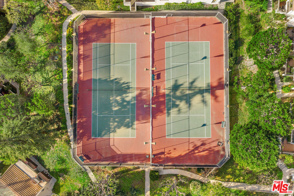 https://media.crmls.org/mediaz/fe8f4d4b-2886-4c27-899e-9255693ba7bf.jpg?preset=X-Large