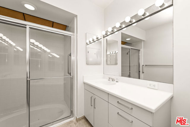 16449 Akron Street, Pacific Palisades CA: https://media.crmls.org/mediaz/fe91498f-93c6-4e0e-ad44-a08b1e04435f.jpg