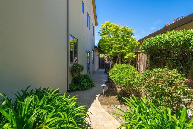 17666 Winding Creek Road, Salinas CA: https://media.crmls.org/mediaz/fe91f27d-e45b-418b-8afe-60188d2a9f93.jpg