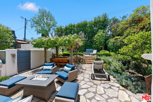 331 S Medio Drive, Los Angeles CA: https://media.crmls.org/mediaz/fe9222ed-fae9-45e6-b66d-6da9860b8bb9.jpg