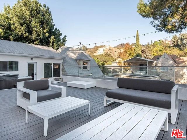 2633 N Commonwealth Avenue, Los Angeles CA: https://media.crmls.org/mediaz/fe93744c-4742-4d42-941a-64237e87ddf2.jpg