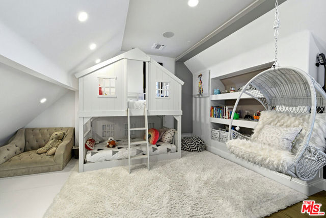 3801 Prado Del Trigo, Calabasas CA: https://media.crmls.org/mediaz/fe939ec3-2449-41a4-91f1-c66cd61f05b9.jpg