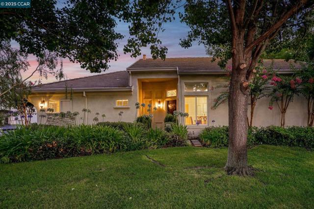 95 Goldspur Way, Brentwood CA: https://media.crmls.org/mediaz/fe93ba07-3595-496d-bf5d-c9a27dee6419.jpg