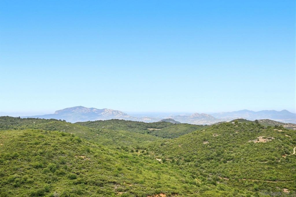 https://media.crmls.org/mediaz/fe948fd4-dee0-4c93-b67d-f71417a658f3.jpg?preset=X-Large