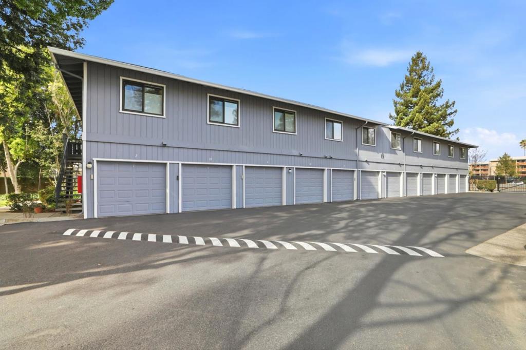 https://media.crmls.org/mediaz/fe94aaba-299a-4895-874c-47d92e22f97f.jpg?preset=X-Large