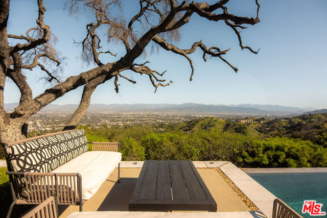 13331 Mulholland Drive, Beverly Hills CA: https://media.crmls.org/mediaz/fe94ea9c-1a6f-489c-b54a-5411d2fa8ff9.jpg