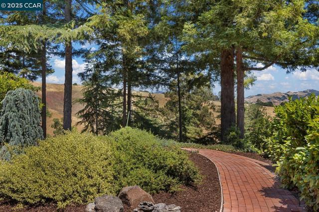 140 Warfield Drive, Moraga CA: https://media.crmls.org/mediaz/fe95999b-efbd-447f-a7e6-7fa5ea714893.jpg