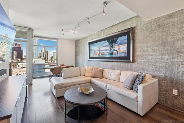 800 The Mark Ln, San Diego CA: https://media.crmls.org/mediaz/fe95c7b8-3b97-4b77-9bc4-fd3807329a0b.jpg