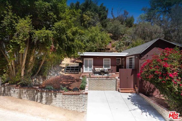 10545 Selkirk Lane, Los Angeles CA: https://media.crmls.org/mediaz/fe96bab9-b0b3-42d1-ae1a-0e43b905c016.jpg