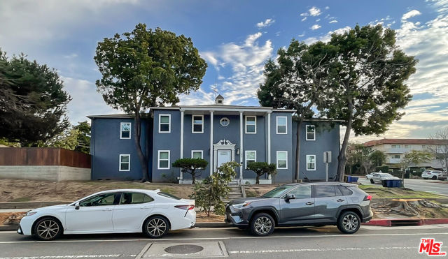1103 Ocean Park Boulevard, Santa Monica CA: https://media.crmls.org/mediaz/fe972944-cea3-410a-8e48-a22adcb56efb.jpg