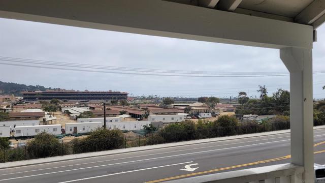 863 Del Mar Downs Rd, Solana Beach CA: https://media.crmls.org/mediaz/fe9779e3-6e80-4577-8d24-2ce034fa3c2e.jpg