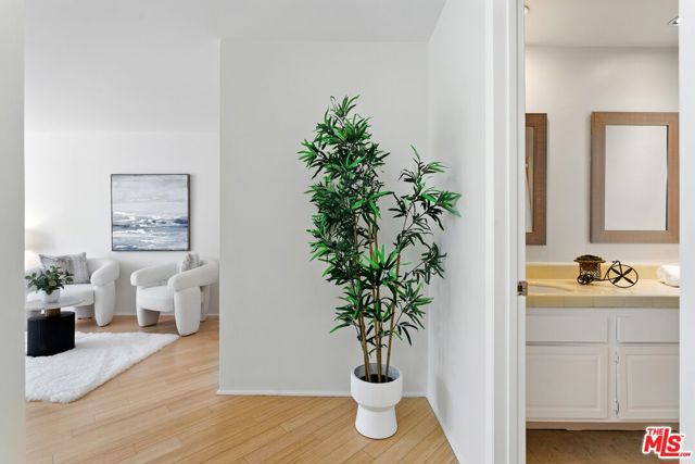 429 N Oakhurst Drive, Beverly Hills CA: https://media.crmls.org/mediaz/fe9a635e-a4f7-4f4c-bd52-6a94f4d57520.jpg