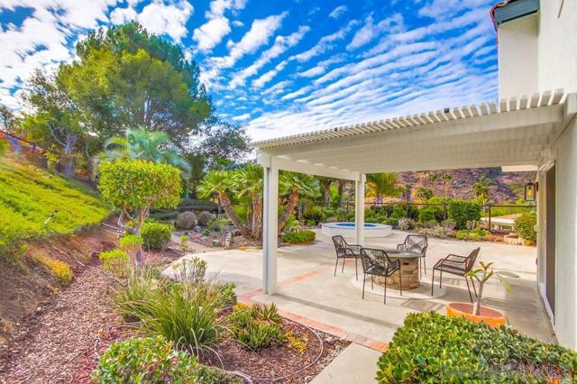 3302 Vista Rocosa, Escondido CA: https://media.crmls.org/mediaz/fe9b10ce-09af-4b6f-b289-37c233a7d5e3.jpg