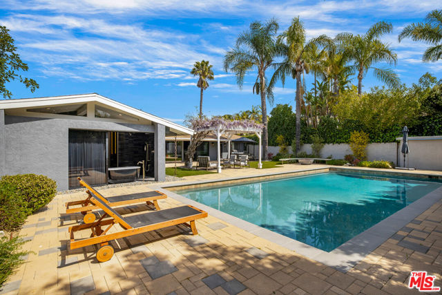 8400 Mulholland Drive, Los Angeles CA: https://media.crmls.org/mediaz/fe9b5559-c054-463d-9a10-51b93722cc7c.jpg