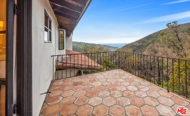 2382 Live Oak Meadows Road, Malibu CA: https://media.crmls.org/mediaz/fe9be584-8404-40a2-94f7-1e7de911fbe8.jpg