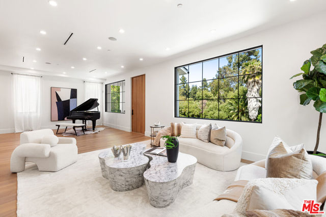 2565 Patricia Avenue, Los Angeles CA: https://media.crmls.org/mediaz/fe9c2665-82d8-434e-8b89-5fd108bb6034.jpg
