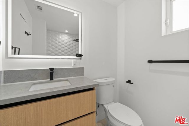 841 N Mccadden Pl, Los Angeles CA: https://media.crmls.org/mediaz/fe9c6941-97e1-4345-bd99-0f5af20fbf56.jpg