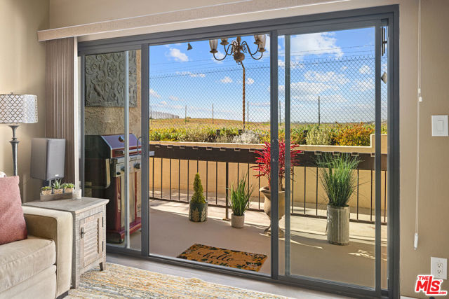 8180 Manitoba Street, Playa del Rey CA: https://media.crmls.org/mediaz/fe9c7a1f-0b54-4be2-9eb5-2670952069a9.jpg