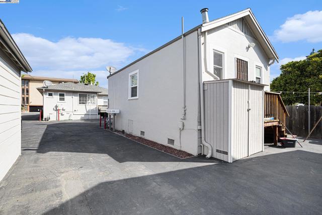 1143 D St, Hayward CA: https://media.crmls.org/mediaz/fe9c7cfe-81fd-45d9-a7e2-54209eb22647.jpg