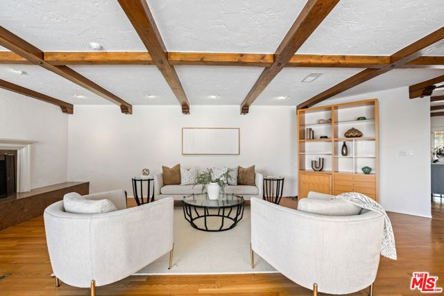 2200 Jeffersonia Way, Los Angeles CA: https://media.crmls.org/mediaz/fe9de112-cb41-4a36-87a9-7fc31089aec3.jpg