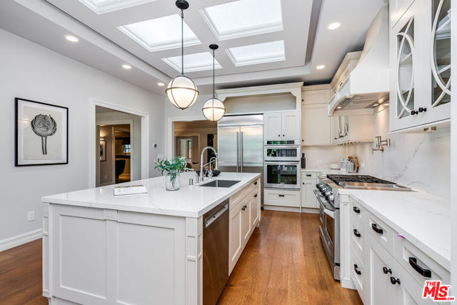 10445 Valley Spring Lane, Toluca Lake CA: https://media.crmls.org/mediaz/fe9eb0a2-1314-4268-b67b-85bb9db69d8f.jpg