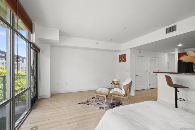 206 Park Blvd, San Diego CA: https://media.crmls.org/mediaz/fe9fd4ae-d194-4a4c-9239-917607690003.jpg