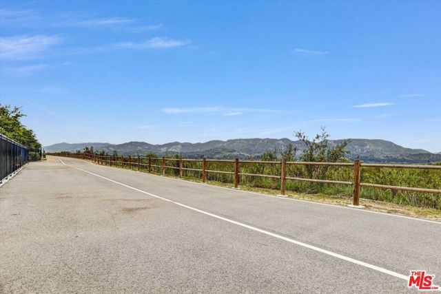 513 Heritage Parkway, Fillmore CA: https://media.crmls.org/mediaz/fea05065-571e-47cd-bfa1-c56c658b1c2f.jpg
