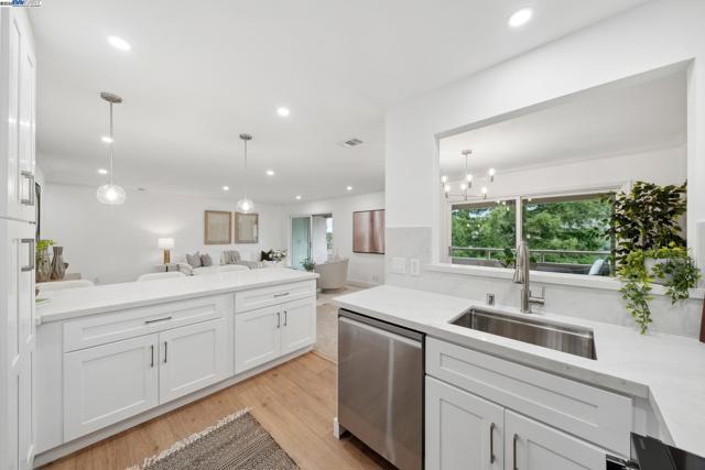4033 Terra Granada Dr, Walnut Creek CA: https://media.crmls.org/mediaz/fea07a7e-90cc-4cc3-8863-a0192b05eed7.jpg