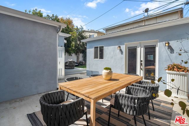 3627 Veteran Avenue, Los Angeles CA: https://media.crmls.org/mediaz/fea0c6e0-6fd3-4bc5-b86f-36bdd061c5ea.jpg