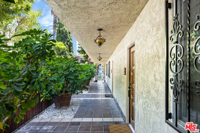 1209 Larrabee Street, 4 photo 4