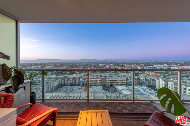 13700 Marina Pointe Drive, Marina del Rey CA: https://media.crmls.org/mediaz/fea19e61-3bfd-4315-991a-548c399ee446.jpg