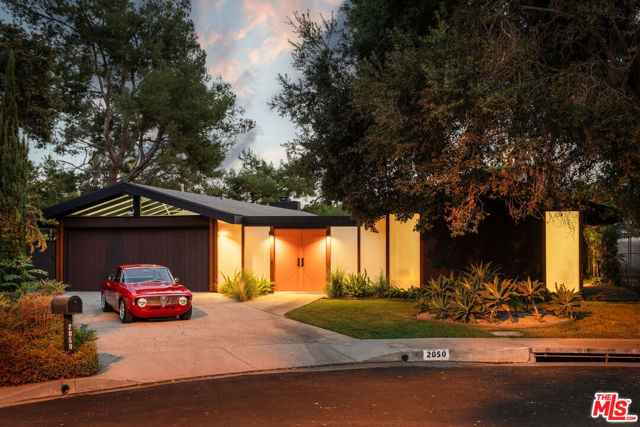 2050 La Fremontia Street, South Pasadena CA: https://media.crmls.org/mediaz/fea32817-02ed-413e-9b05-ef50517bc737.jpg