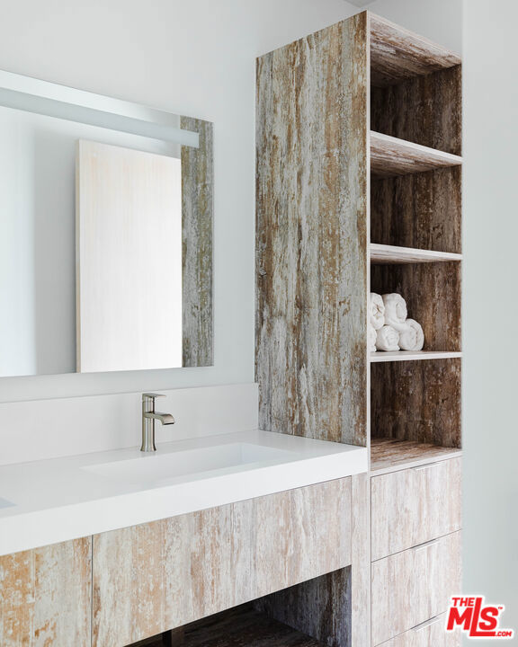 2532 Canyon Oak Dr, Los Angeles CA: https://media.crmls.org/mediaz/fea32d47-fa69-404f-ad8f-67fed9117809.jpg