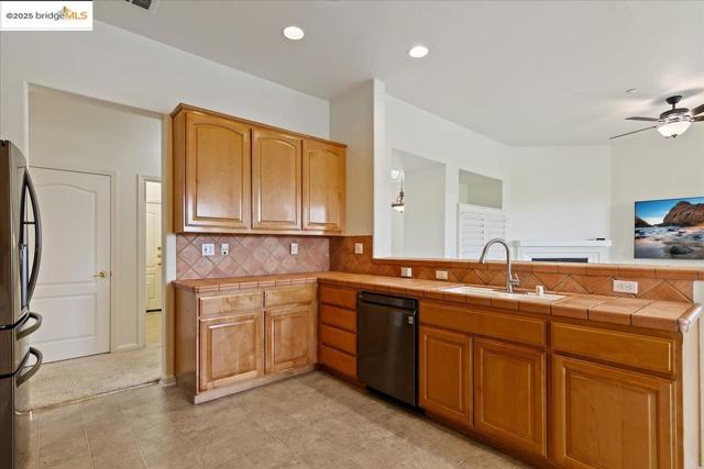 625 Pomona Dr, Brentwood CA: https://media.crmls.org/mediaz/fea3b3b7-da0f-484f-bdf8-50d23a524e2a.jpg