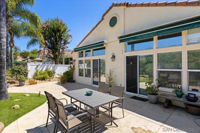2385 Amber Oak Ln, Escondido CA: https://media.crmls.org/mediaz/fea56056-3d6a-47f6-90e5-00d6df505c83.jpg